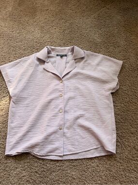 Laurel Grey Small Linen-Texture Button Front Camp Collar Top in Light Lavender